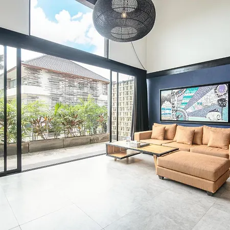 Chic Modern 3Br Villa, Enclosed Living Room