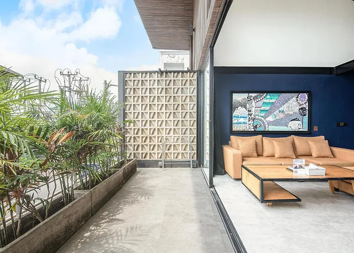Chic Modern 3Br Villa, Enclosed Living Room